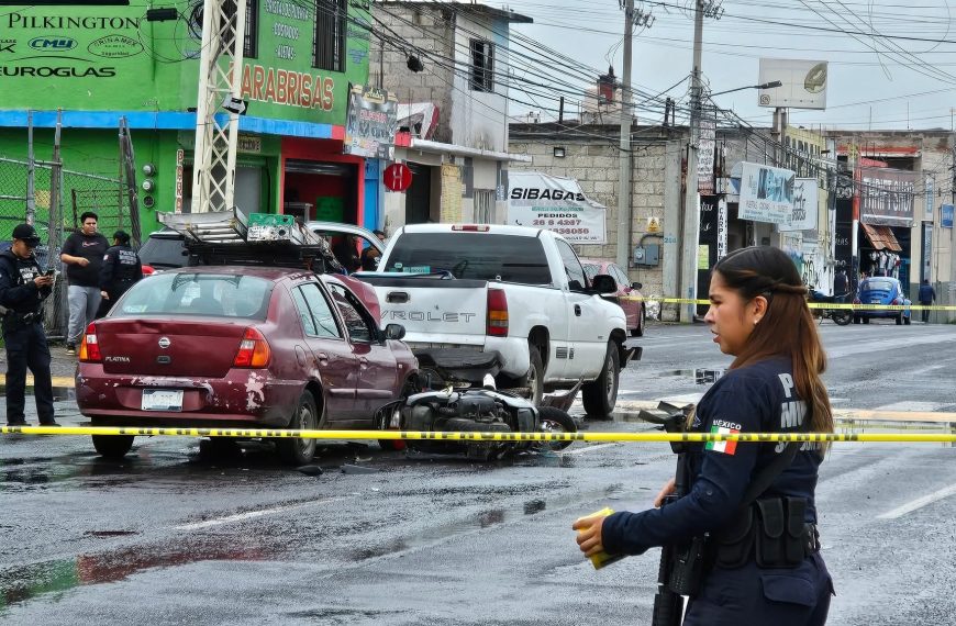🚨 Motociclista muere prensado entre dos…