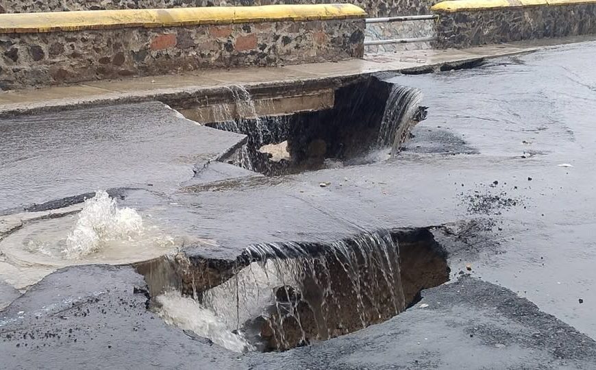 🚨 ¡Se hunde calle recién reparada…