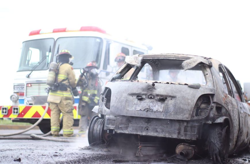 🚨🔥 ¡Arde sobre ruedas! Vehículo se…