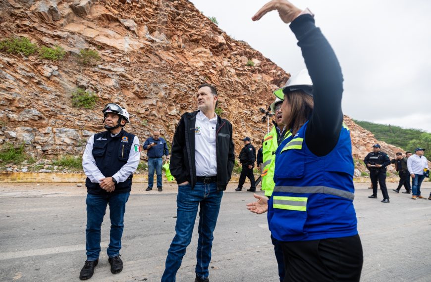 Avanzan labores para liberar la carretera…