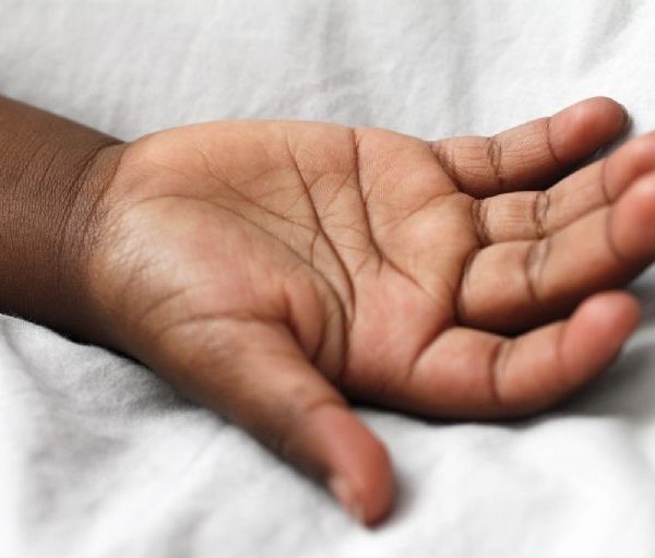 😡 ¡Le quemaron la mano a su hijo…