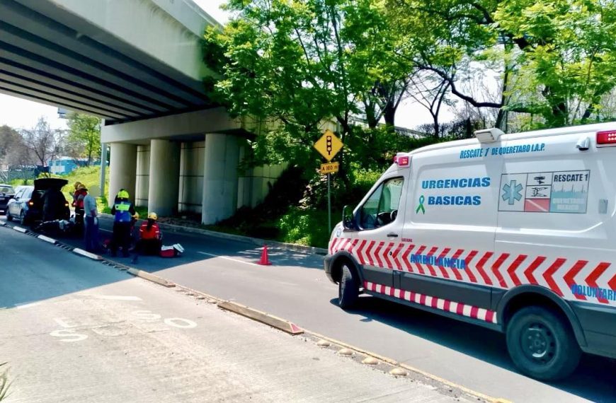 🛵💥 ¡Motociclista cae del puente en Av. Constituyentes!…
