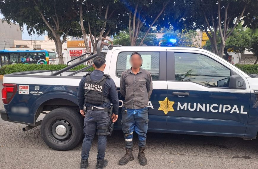 🔨 Obrero rompe con una pala el cristal…