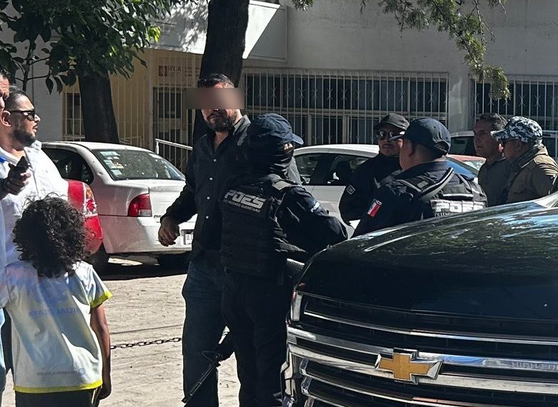 🚨¡ESCOLTAS BAJO LA LUPA! Detienen a…