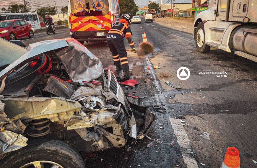 🚨 Choque entre auto y tráiler en la…