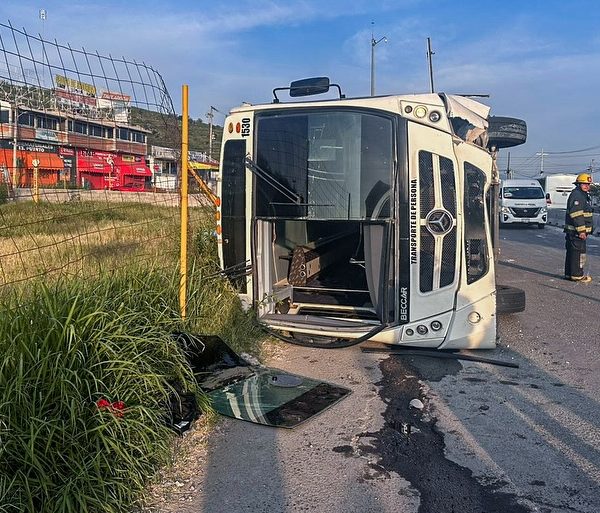 🚨🚌 Volcadura de transporte de personal en el…
