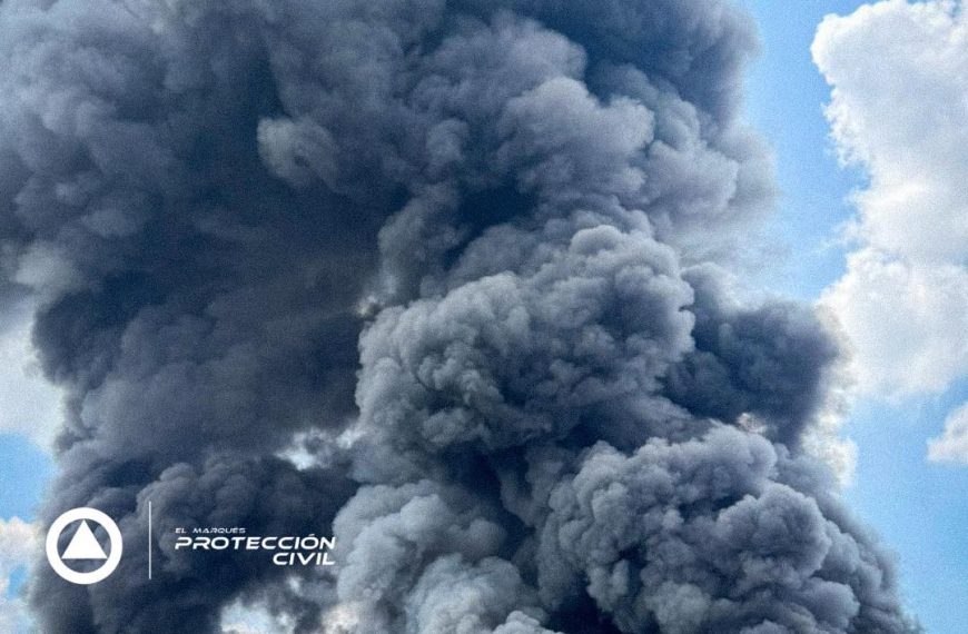 Voraz incendio en fábrica de químicos…