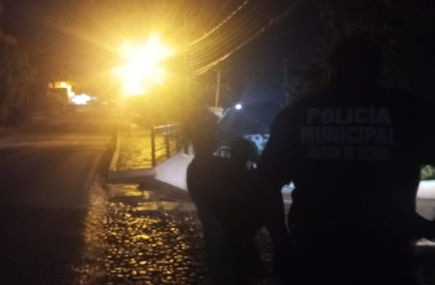 💔👦 Con su hermanita en brazos,…