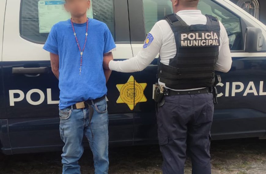 Hombre sorprendido dentro de una casa…