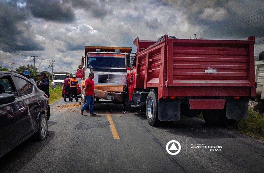 🚨 Camión invade carril y provoca…