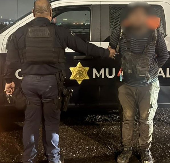 🚨😱Policías ayudan a repartidor atorado en…