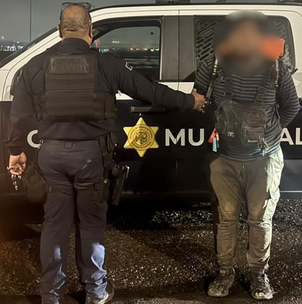 🚨😱Policías ayudan a repartidor atorado en el lodazal……