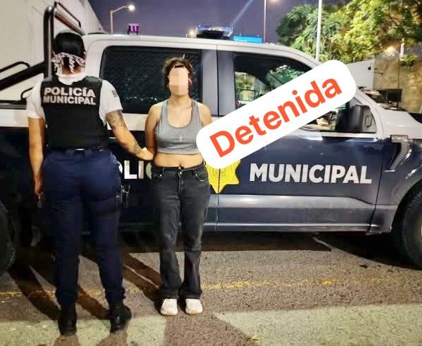 🚨🛑 Mujer detenida en Walmart de Colinas del…