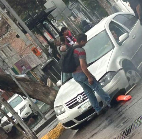 🚨🕳️ Denuncian peligroso registro sin tapa en Av.…