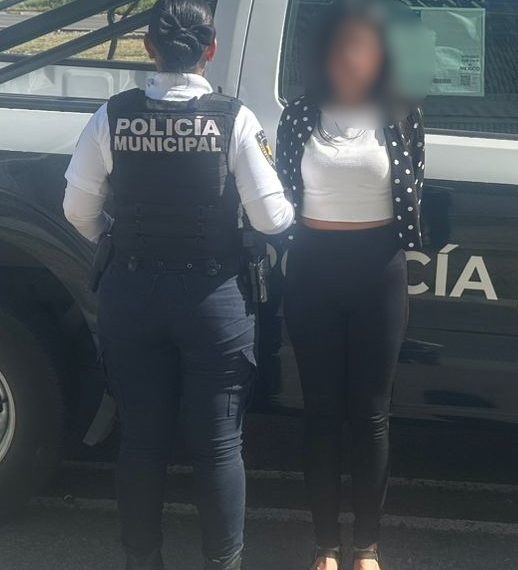 🚨👮‍♀️ ¡Atrapan a mujer conduciendo auto…
