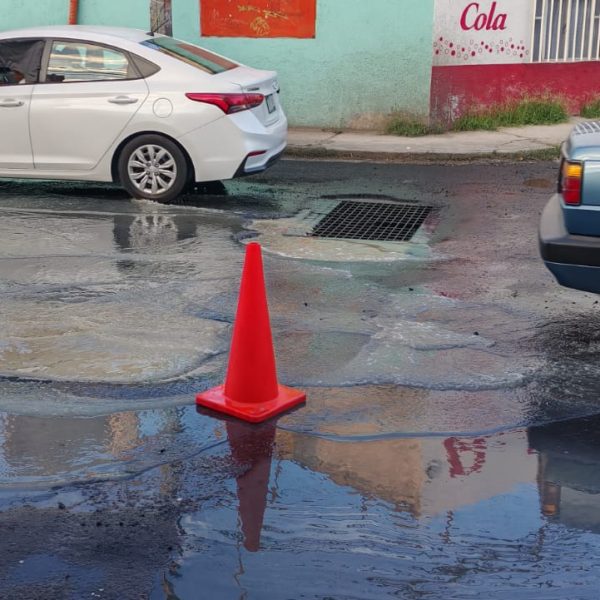 🚨 ¡Vecinos denuncian fuga de drenaje ignorada por…