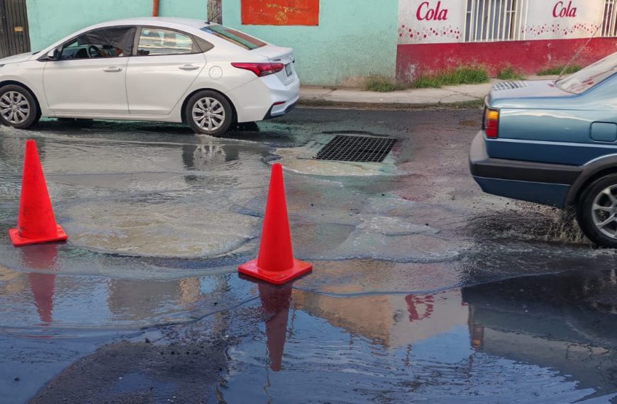 🚨 ¡Vecinos denuncian fuga de drenaje…