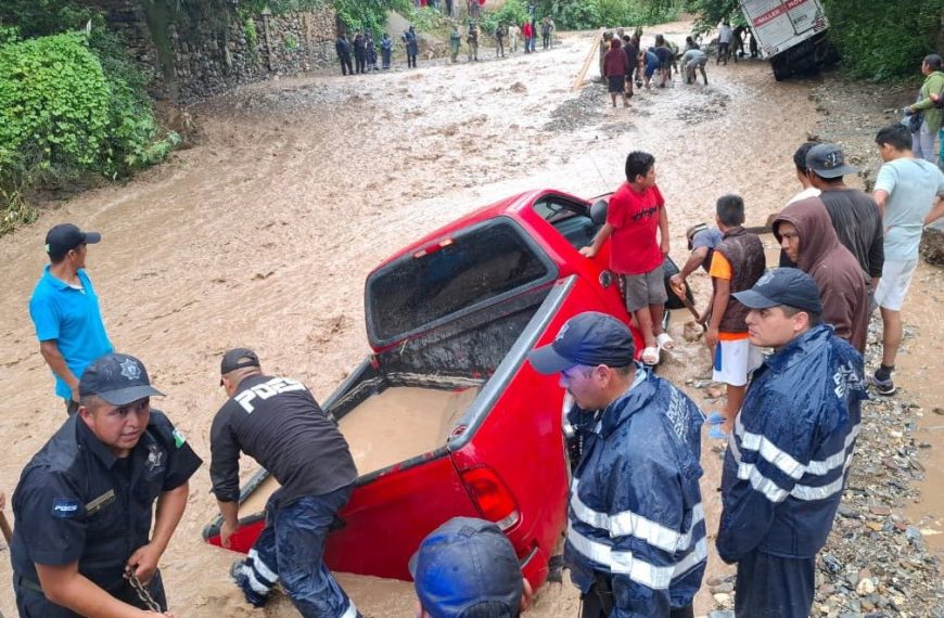 🌊🚨 Rescatan en Plazuelas dos vehículos…