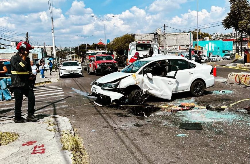 🚨🚗 Vuelca auto en Av. Cimatario;…
