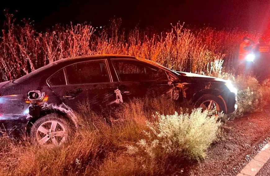 🚨🐮 Mujer impacta su vehículo contra…