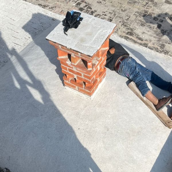 🚨 Hombre cae desde 3 metros mientras limpiaba…