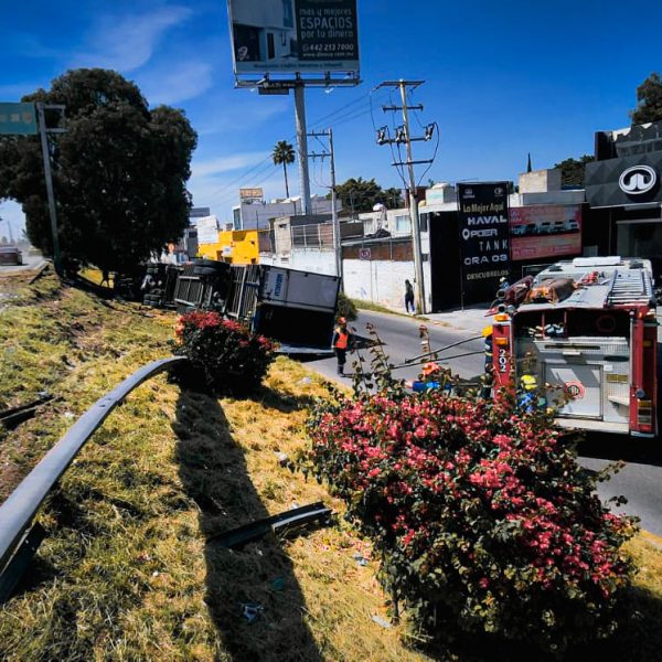 🚨 Volcadura de tráiler en la Carretera 57…