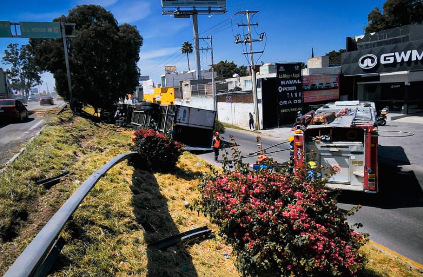 🚨 Volcadura de tráiler en la…