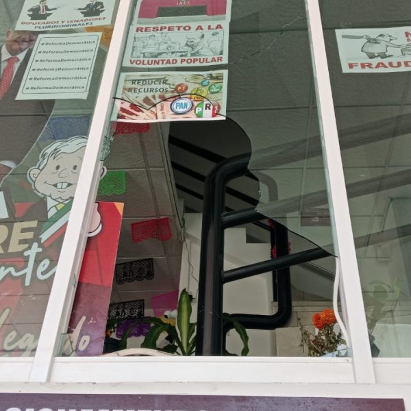 🔴 Vandalizan oficinas de Morena en Querétaro 🏛️⚠️;…