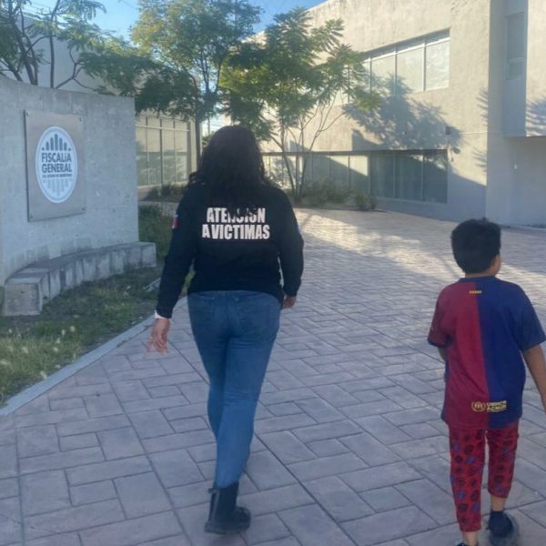 🚨 Dos mujeres intentan subir a un menor…