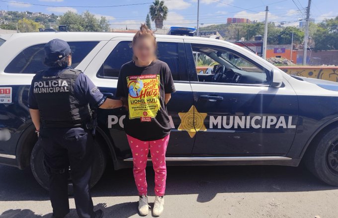 🚨👮‍♀️ Detienen a mujer con presunta metanfetamina durante…