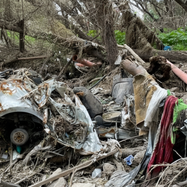 🚨 Hallan auto destruido y semienterrado en el…