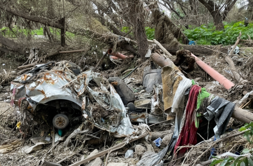 🚨 Hallan auto destruido y semienterrado…