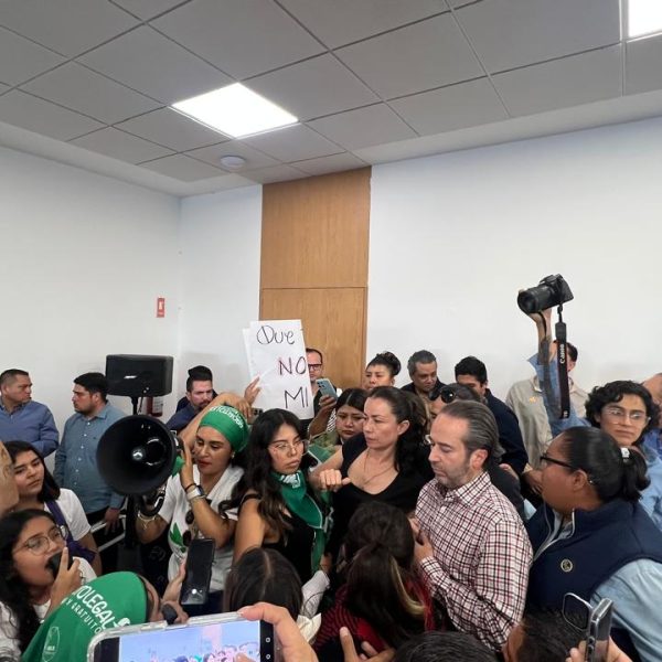 💥 Entre gritos, empujones y consignas: Congreso de…