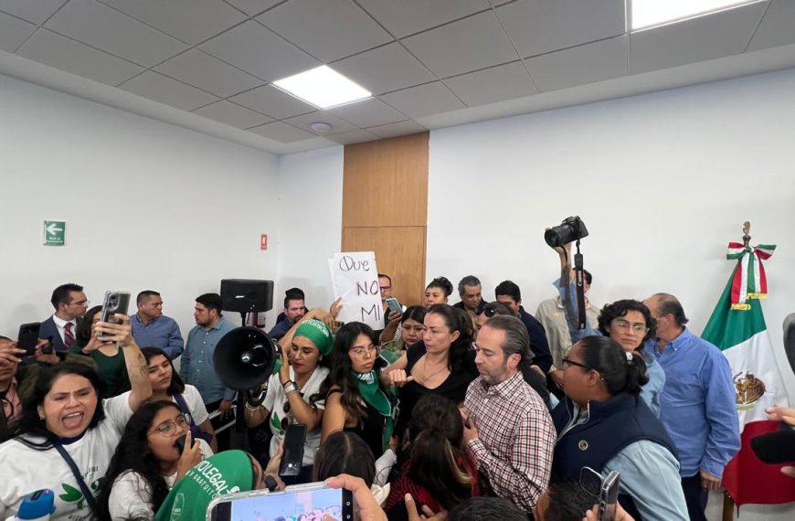 💥 Entre gritos, empujones y consignas:…