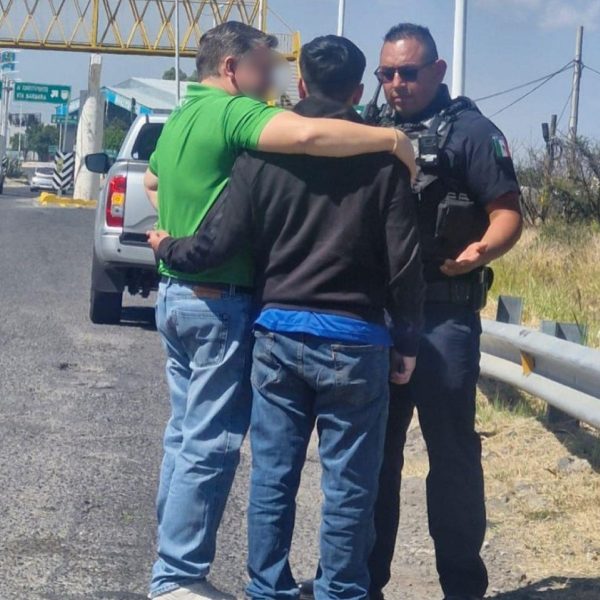🚨 Policías salvan a joven que intentaba arrojarse…