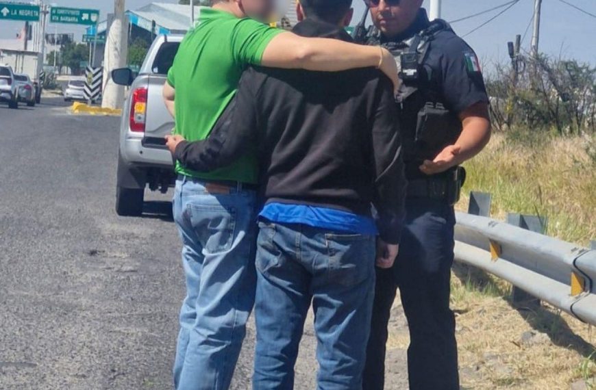 🚨 Policías salvan a joven que intentaba arrojarse…