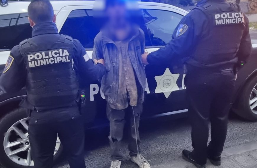 🚨 Sorprenden a hombre robando rejas…