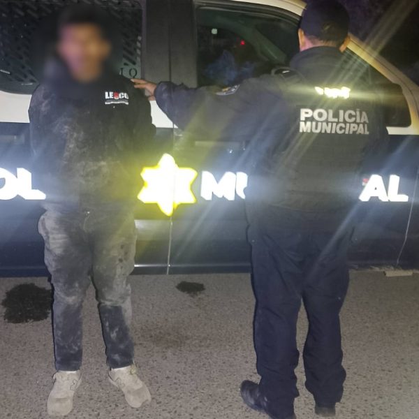 🚨👮‍♂️ Hombre intenta huir al ver a la…