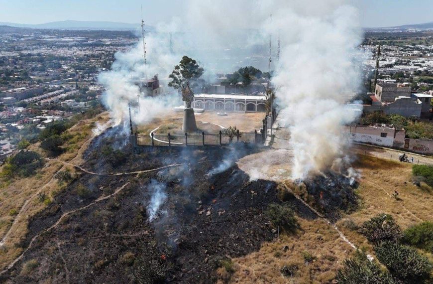 🔥 Bomberos combaten incendio en cerro de la…