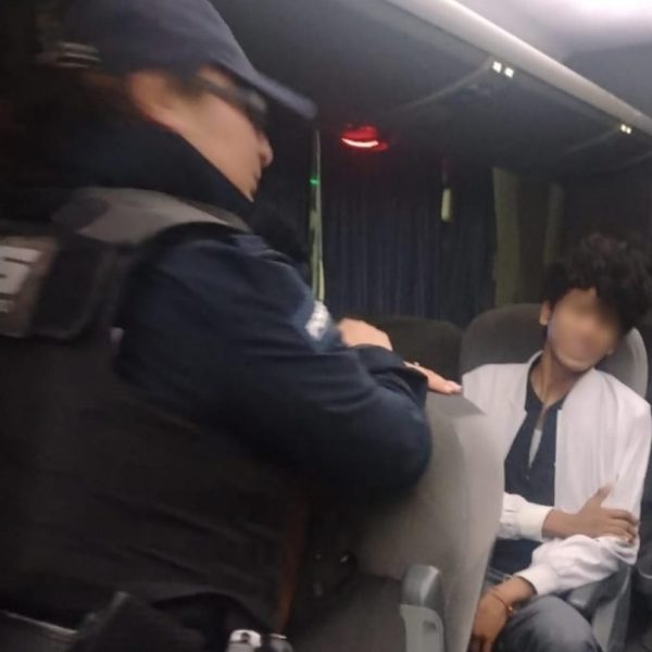 🚨🚌 Policía Estatal auxilia a menor que viajaba…