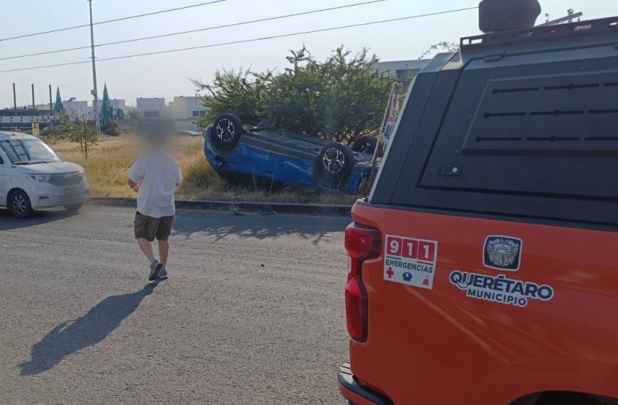 🚨🚗 Auto termina volcado en Cumbres&hellip;
