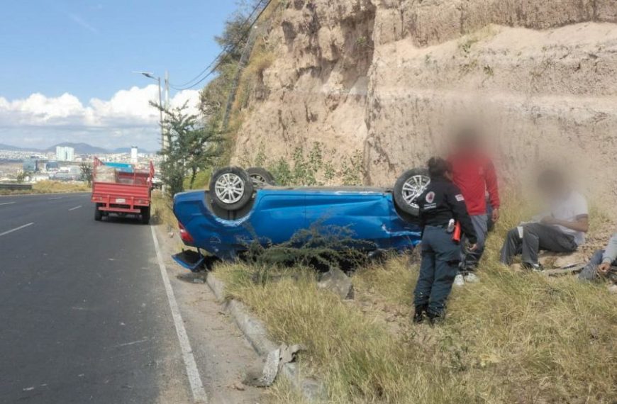 🚨 Tres menores de edad vuelcan…