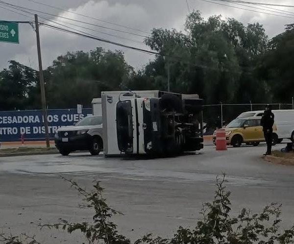 🚨🚚 Camión de carga vuelca en la carretera…