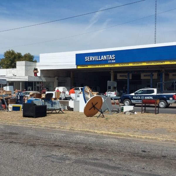🚨🛞 Desalojo de llantera desata caos y rapiña…