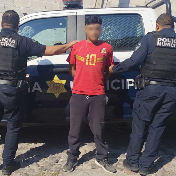 🚨🚗 “El Tony” roba un Tsuru y huye…