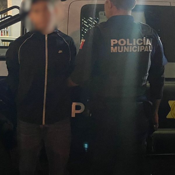 🚨🏍️ Arrolla a un policía tras pasarse un…
