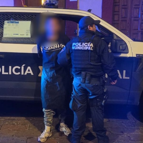 🚨 Sujeto roba celular a un guardia de…