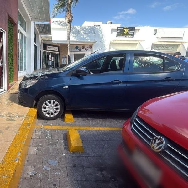 🚨🚗 Auto se incrusta en negocio de la&hellip;