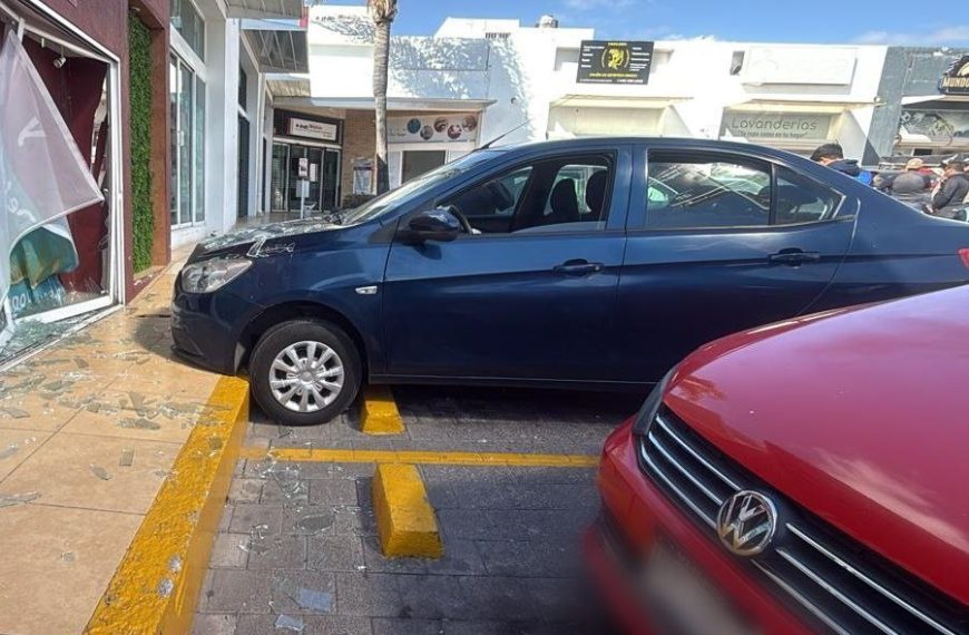 🚨🚗 Auto se incrusta en negocio&hellip;