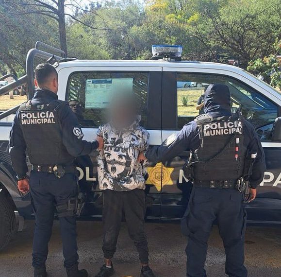 🚨🔪 Intentó apuñalar a un oficial…